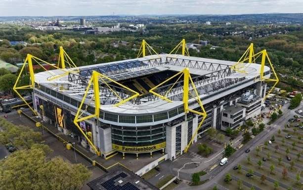 Bild vergr&ouml;&szlig;ern: In Dortmunder Stadiondach geklettert: Polizeikosten auf 7000 Euro verringert