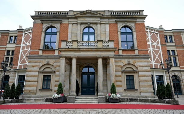 Bild vergr&ouml;&szlig;ern: Merz und Merkel auf dem Grünen Hügel: Bayreuther Festspiele beginnen