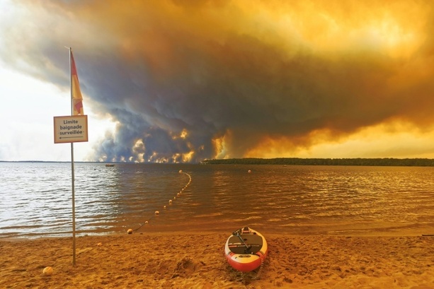 Bild vergr&ouml;&szlig;ern: Beispiellose Waldbrände in Frankreich und Spanien - Mehr als 160.000 Menschen evakuiert