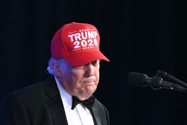 Bild vergr&ouml;&szlig;ern: Trump spottet bei Presse-Gala über Medien und kokettiert mit dritter Amtszeit