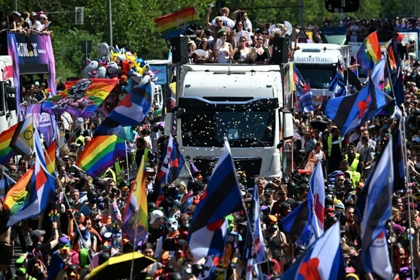 Bild vergr&ouml;&szlig;ern: Motto Haltung ist hot: Hnderttausende ziehen bei CSD-Kundgebung durch Berlin