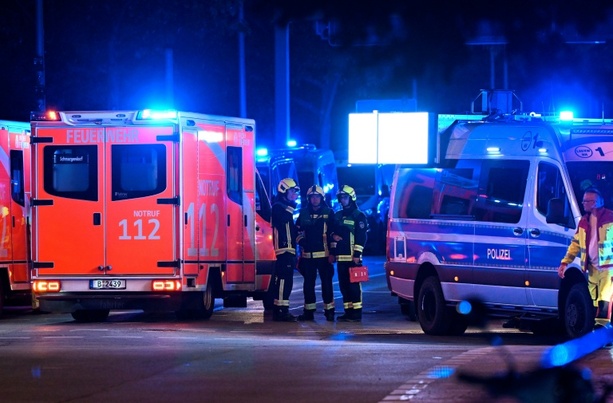 Bild vergr&ouml;&szlig;ern: Fahrzeug rast nahe CSD in Menschenmenge - Mindestens ein Toter