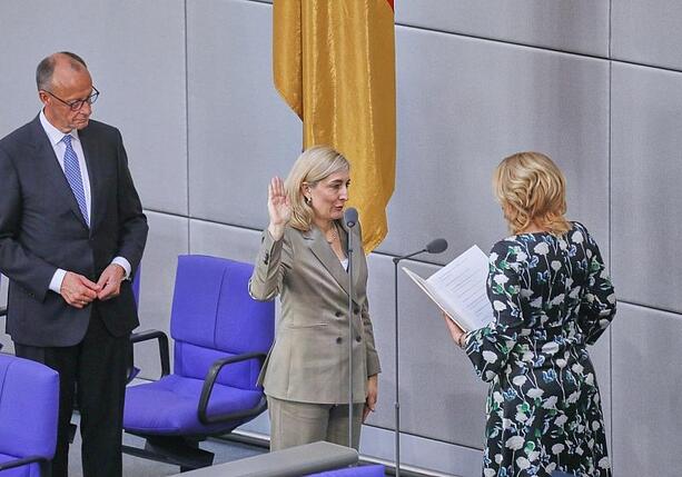 Bild vergr&ouml;&szlig;ern: Experte: Minister-Vereidigung nach Sommerpause verfassungswidrig