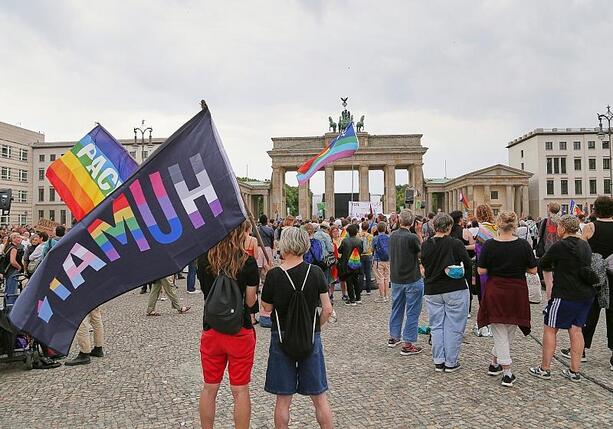 Bild vergr&ouml;&szlig;ern: Hunderte trauern nach CSD-Anschlag am Brandenburger Tor