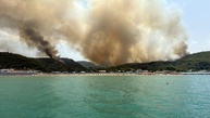 Waldbrand an italienischer Adriaküste: Hunderte Menschen mit Schiffen evakuiert