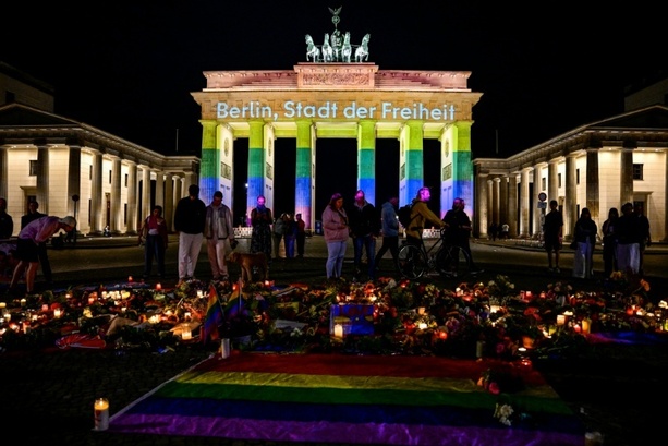 Bild vergr&ouml;&szlig;ern: Gedenken nach Anschlag bei Berliner CSD: Mahnwachen in vielen deutschen Städten