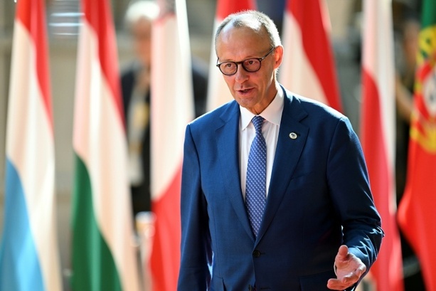 Bild vergr&ouml;&szlig;ern: Bundeskanzler Merz trifft in Irland Premierminister Martin