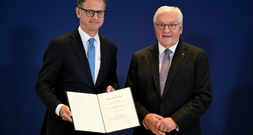 Linnemann tritt Amt als Gesundheitsminister an - Werkzeugkasten als Geschenk