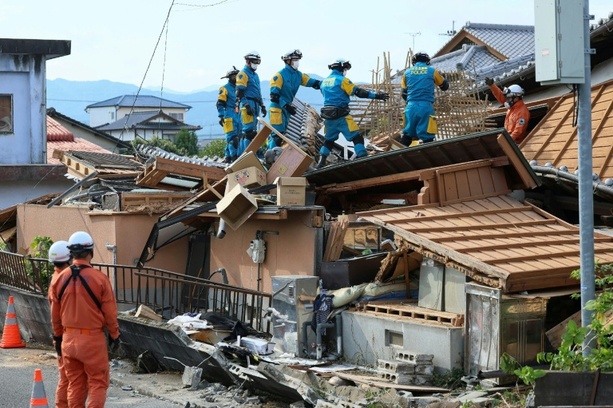 Bild vergr&ouml;&szlig;ern: Zahl der Opfer durch Beben in Japan auf 34 gestiegen - Tote aus Einkaufszentrum geborgen