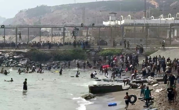 Bild vergr&ouml;&szlig;ern: Polizeikreise: 40.000 Migranten haben Grenze zwischen Marokko und Ceuta gestürmt