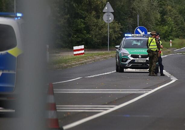 Bild vergr&ouml;&szlig;ern: Dobrindt kündigt Verlängerung der Grenzkontrollen an