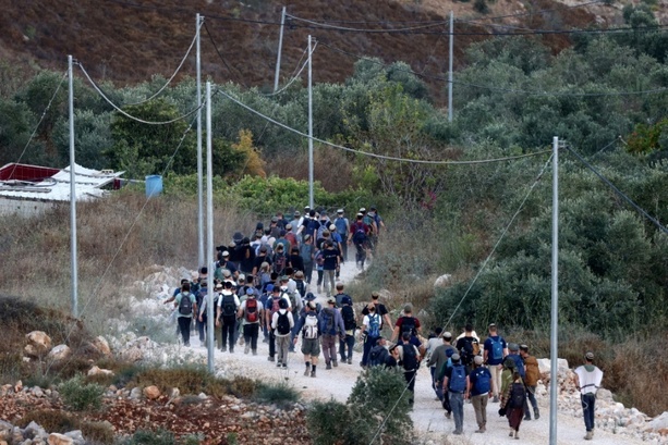 Bild vergr&ouml;&szlig;ern: Palästinenser bei Marsch israelischer Siedler durchs Westjordanland angeschossen