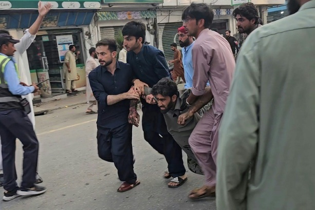 Bild vergr&ouml;&szlig;ern: Selbstmordanschlag während Demonstration in Pakistan: 13 Menschen getötet