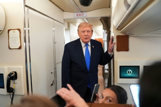 Bild vergr&ouml;&szlig;ern: Trump kündigt für Montag neue Gespräche mit dem Iran an