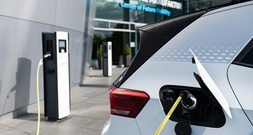 Elektroautos werden wieder teurer - Söder für E-Auto-Prämie auch für größere Pkw