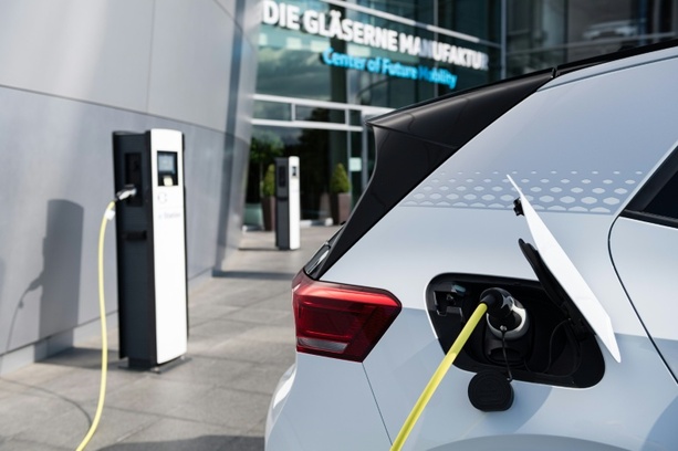 Bild vergr&ouml;&szlig;ern: Elektroautos werden wieder teurer - Söder für E-Auto-Prämie auch für größere Pkw