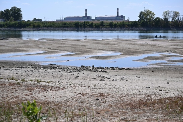 Bild vergr&ouml;&szlig;ern: Trotz niedrigem Donau-Pegelstand: Ungarns einziges Atomkraftwerk weiter in Betrieb