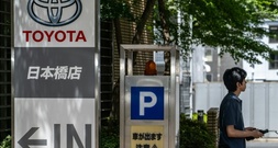 Schwacher Yen hilft: Toyota hebt Gewinnprognose an