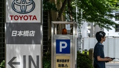 Schwacher Yen hilft: Toyota hebt Gewinnprognose an