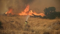 Dutzende Löschflugzeuge weiter im Einsatz gegen Feuer nahe Athen