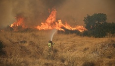 Dutzende Löschflugzeuge weiter im Einsatz gegen Feuer nahe Athen