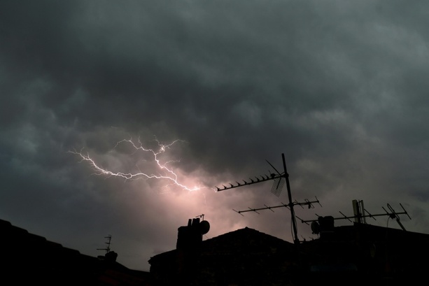 Bild vergr&ouml;&szlig;ern: Unwettergefahr bei starker Hitze: Wetterdienst warnt vor neuen Gewittern