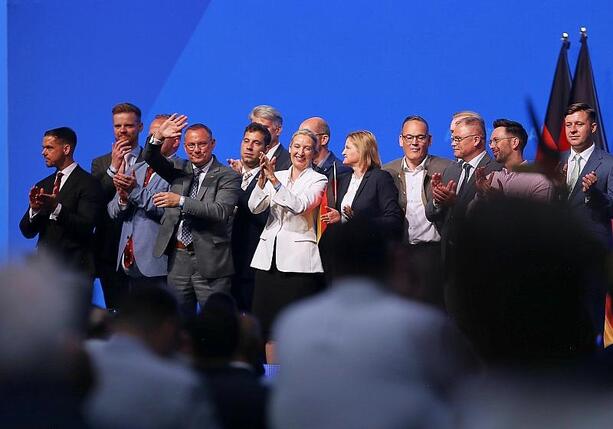Bild vergr&ouml;&szlig;ern: Forsa: AfD baut Vorsprung aus - Jeder Vierte unentschlossen