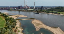 Niedrigwasser im Rhein: Unternehmen weichen auf Schiene und Lkw aus