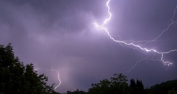 Frau fällt bei Gewitter im Bodensee von Motorboot: 65-Jährige bisher nicht gefunden
