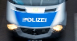 Auto kommt von Autobahn ab und stürzt auf Gleise: Drei Tote in Bayern