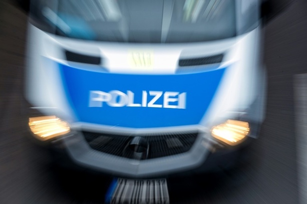 Bild vergr&ouml;&szlig;ern: Auto kommt von Autobahn ab und stürzt auf Gleise: Drei Tote in Bayern