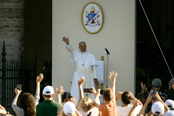 Bild vergr&ouml;&szlig;ern: Papst Leo bei Besuch in Assisi von tausenden jungen Menschen begeistert empfangen