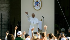 Papst Leo bei Besuch in Assisi von tausenden jungen Menschen begeistert empfangen