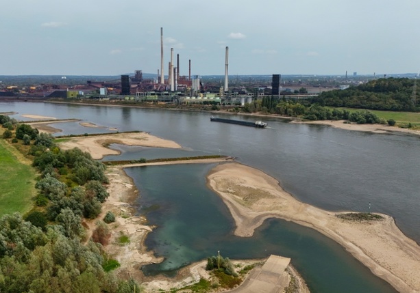 Bild vergr&ouml;&szlig;ern: Niedrigwasser: Bilger erwägt Aufhebung von Sonn- und Feiertagsfahrverbot für Lkw