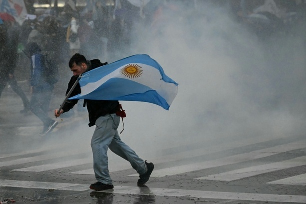 Bild vergr&ouml;&szlig;ern: Argentinien: Polizei geht mit Tränengas und Gummigeschossen gegen Proteste vor