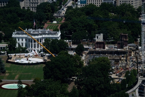 Bild vergr&ouml;&szlig;ern: US-Gericht setzt Bau von Trumps Ballsaal aus - Präsident kündigt Berufung an