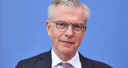 Wirtschaftsweiser fordert niedrigere Beamtenpensionen