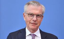 Wirtschaftsweiser fordert niedrigere Beamtenpensionen