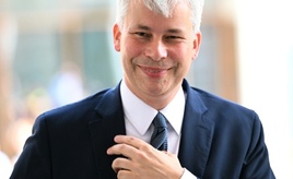 Verkehrsminister Bilger verteidigt Aussetzung von Sonntagsfahrverbot für Lkw