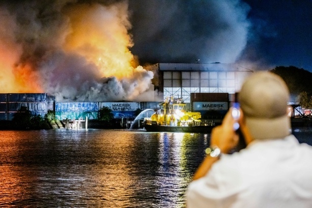 Bild vergr&ouml;&szlig;ern: Brand in Recyclinganlage in Rotterdam