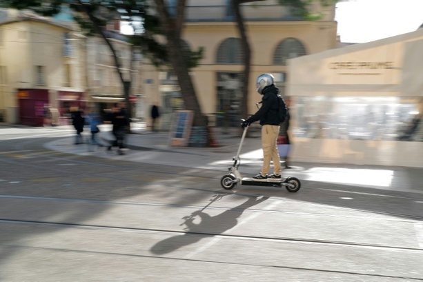 Bild vergr&ouml;&szlig;ern: Steigende Zahl von Unfällen: Helmpflicht für E-Scooter-Fahrer in Paris
