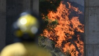 Kampf gegen neuen Waldbrand in Spanien - hunderte Feuerwehrleute und Soldaten im Einsatz