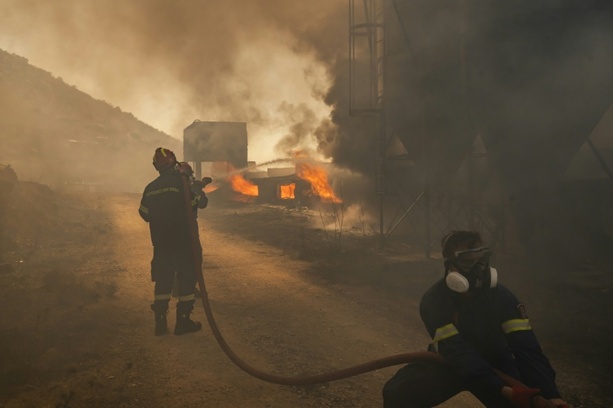 Bild vergr&ouml;&szlig;ern: Feuerwehren in Südeuropa im Einsatz gegen Waldbrände