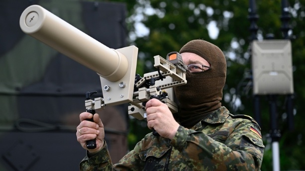 Bild vergr&ouml;&szlig;ern: Regierung baut Drohnenabwehr an Flughäfen aus - aber Absage an Bundeswehr-Einsatz