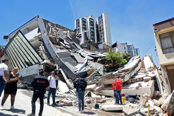 Bild vergr&ouml;&szlig;ern: Mindestens 111 Tote bei schwerem Erdbeben in Kolumbien - Katastrophenfall ausgerufen