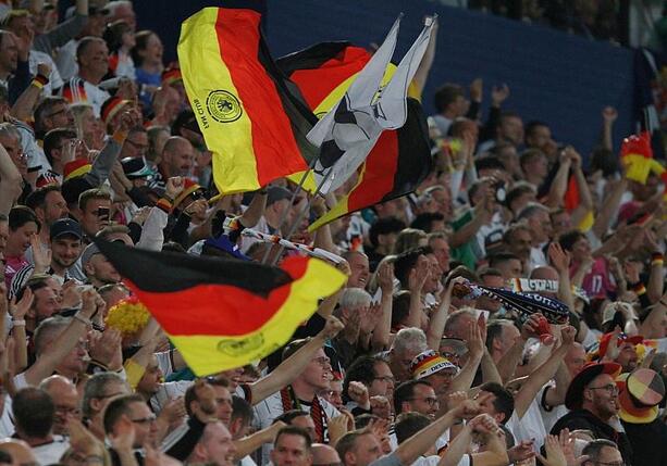 Bild vergr&ouml;&szlig;ern: DFB führt Stehplätze bei Länderspielen ein