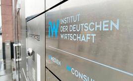 IW-Studie: Ostdeutsche Chefs sehen Demokratie gefährdet