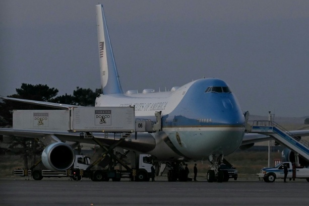 Bild vergr&ouml;&szlig;ern: Trump bestätigt heimlichen Flugzeugwechsel bei Abflug von Nato-Gipfel in Ankara