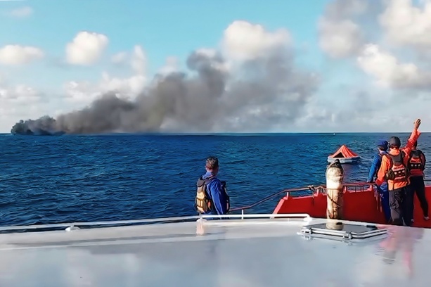 Bild vergr&ouml;&szlig;ern: Mehr als 100 Passagiere vor erneutem Brand auf Fähre in Indonesien gerettet