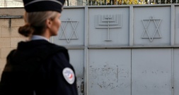 Russe wegen Hitlergruß vor Synagoge in Frankreich zu acht Monaten Haft verurteilt